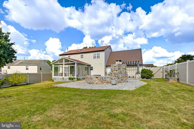 a view of a backyard