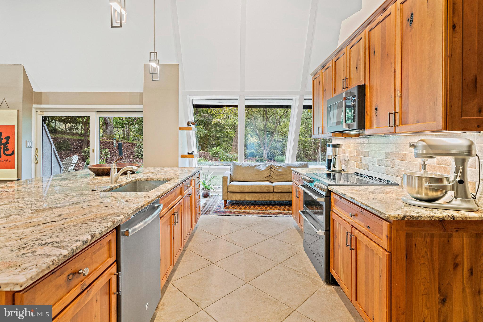 9706 Beach Mill Road Great Falls, VA 22066 - Photo 9 of 41