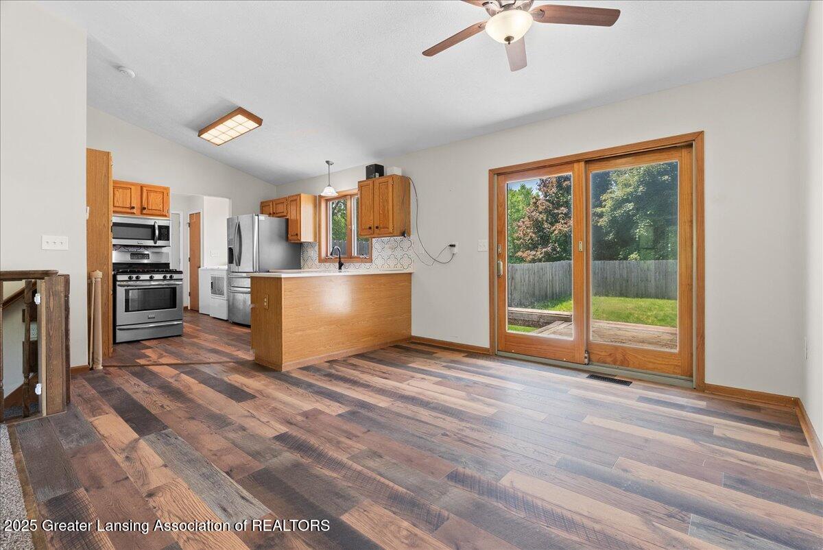1313 West Alward Road Dewitt, MI 48820 - Photo 9 of 41 12-Media Jett - 18