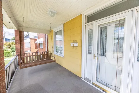 a view of livingroom with furniture