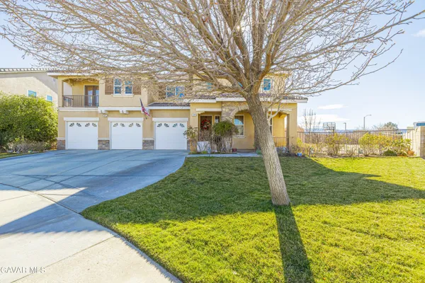 $2,650 | 3324 West Ave J-10, Unit UPSTAIR, Lancaster, CA 93536