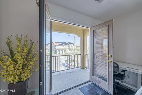 $2,650 | 3324 West Ave J-10, Unit UPSTAIR, Lancaster, CA 93536