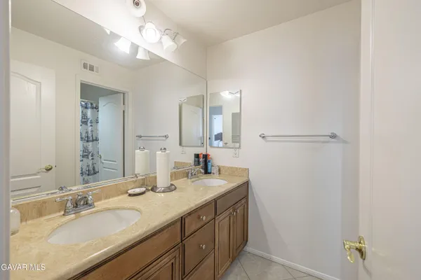 $2,650 | 3324 West Ave J-10, Unit UPSTAIR, Lancaster, CA 93536