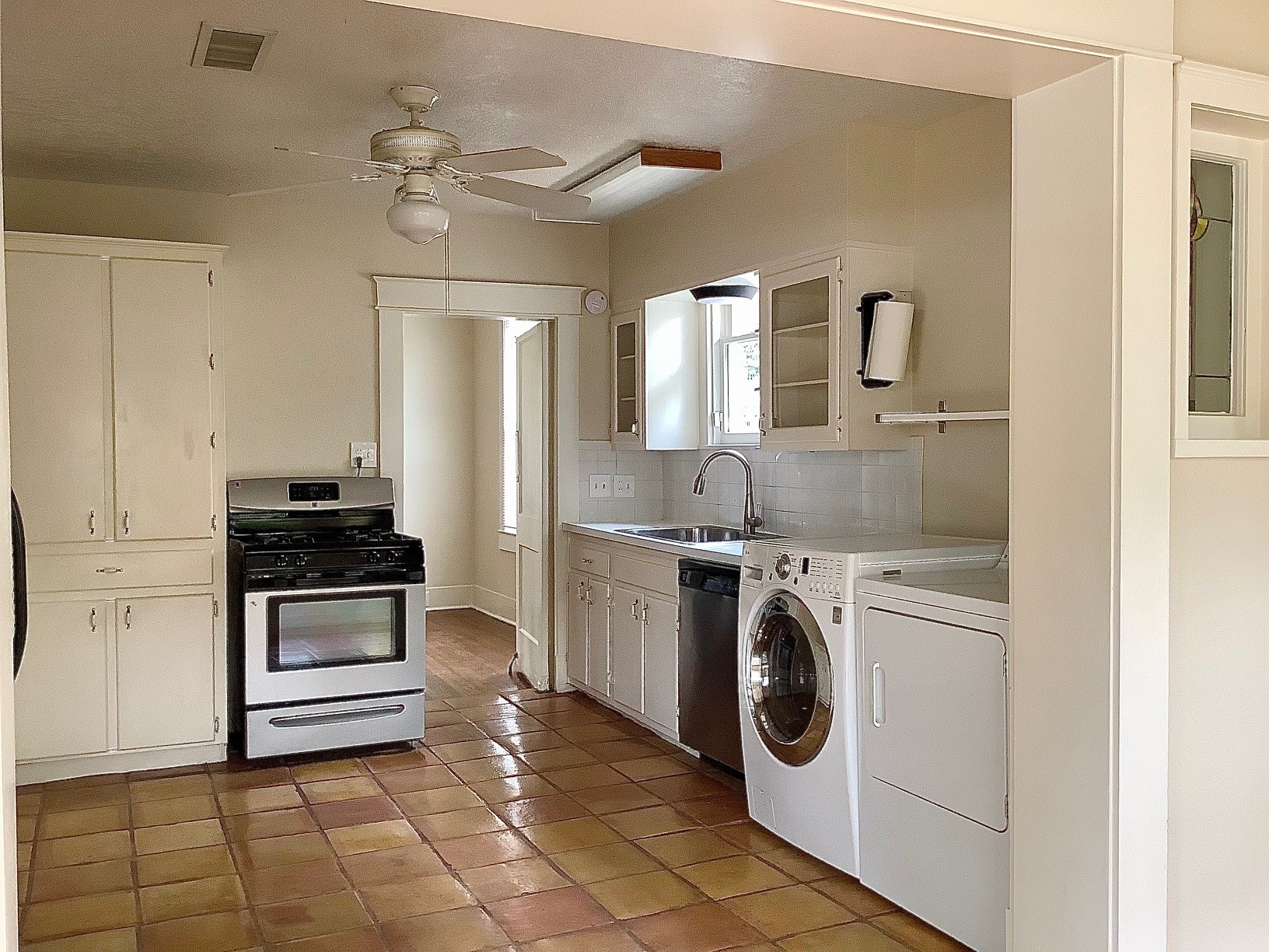 1322 Harvard Street Houston, TX 77008 - Photo 8 of 19 Spacious kitchen with stainless appliances, pantry and washer/dryer.