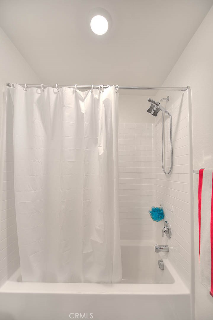 885 Canopy Lane San Jacinto, CA 92583 - Photo 19 of 75 a bathroom with a shower and a bath tub