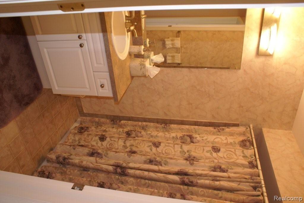 3629 Tremonte Circle, Unit 254 Rochester, MI 48306 - Photo 3 of 15 Bath2