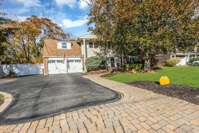 a view of a outdoor space with a house
