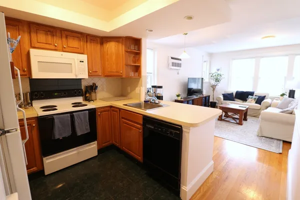 $2,950 | 30 Upland Road, Unit 7, Cambridge, MA 02140