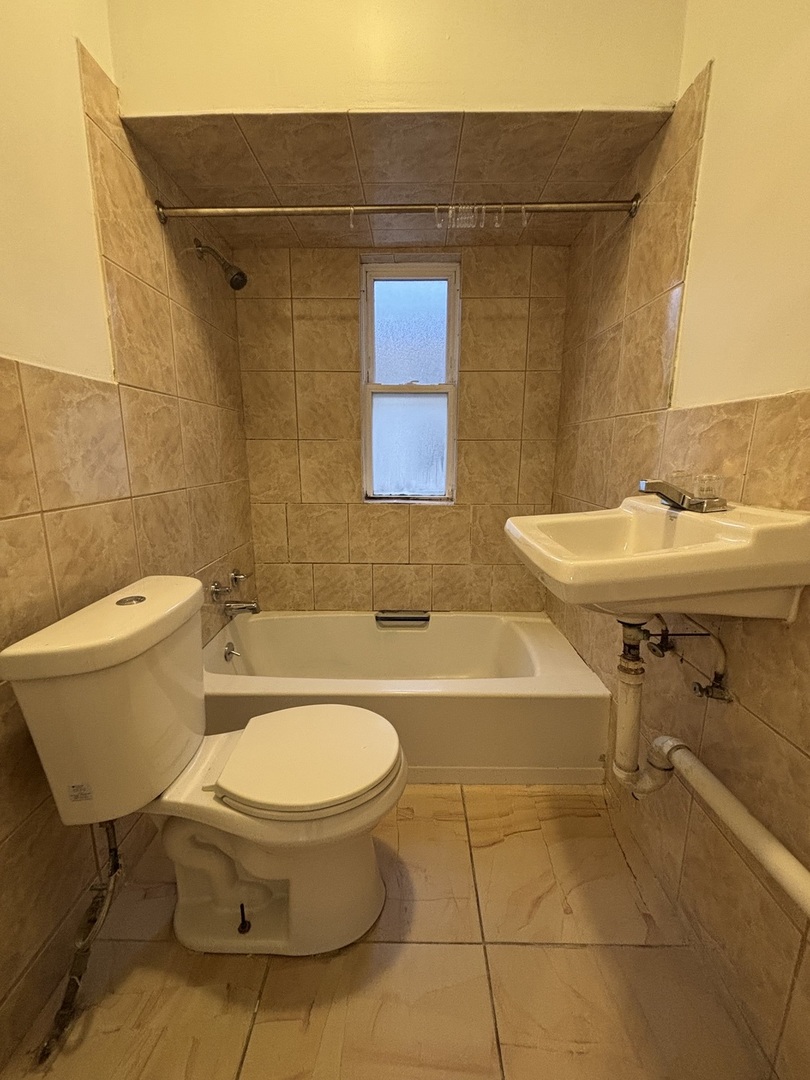 15634 Union Avenue Harvey, IL 60426 - Photo 21 of 34 a bathroom with a sink a toilet and a bathtub