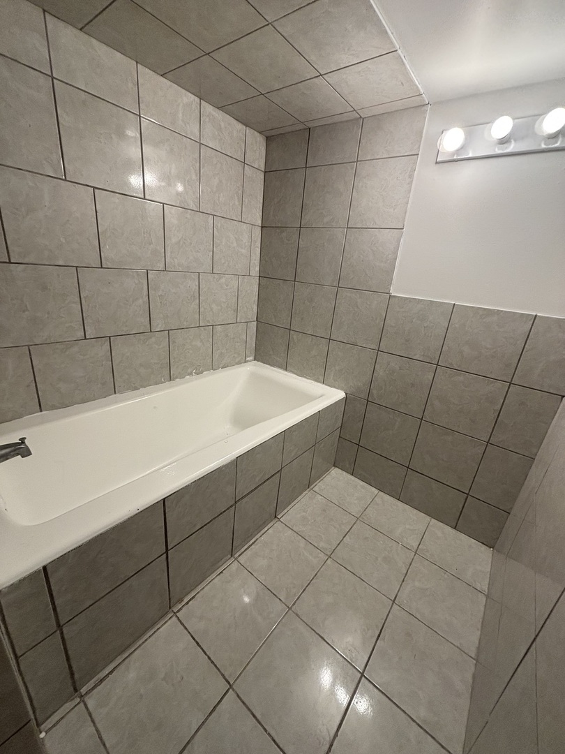 15634 Union Avenue Harvey, IL 60426 - Photo 28 of 34 a bathroom with a bathtub