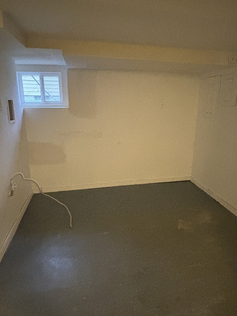 15634 Union Avenue Harvey, IL 60426 - Photo 31 of 34 a view of a room