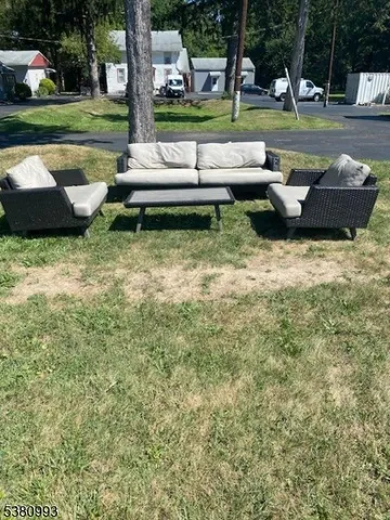 a view of a yard with a house