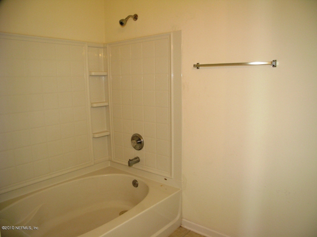 5880 Sandstone Way Jacksonville, FL 32258 - Photo 16 of 20 a bathroom with a bathtub