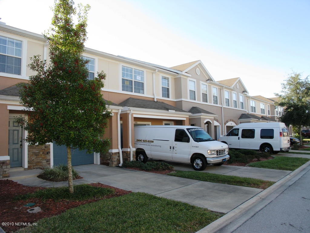 5880 Sandstone Way Jacksonville, FL 32258 - Photo 2 of 20 a car parked in front of a white house