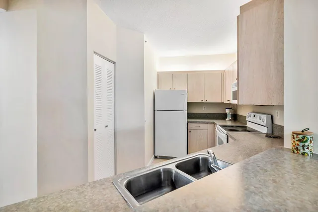 $2,700 | 300 Uno Lago Drive, Unit 304, Juno Beach, FL 33408