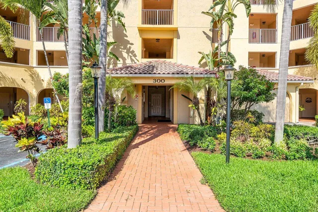 $2,700 | 300 Uno Lago Drive, Unit 304, Juno Beach, FL 33408