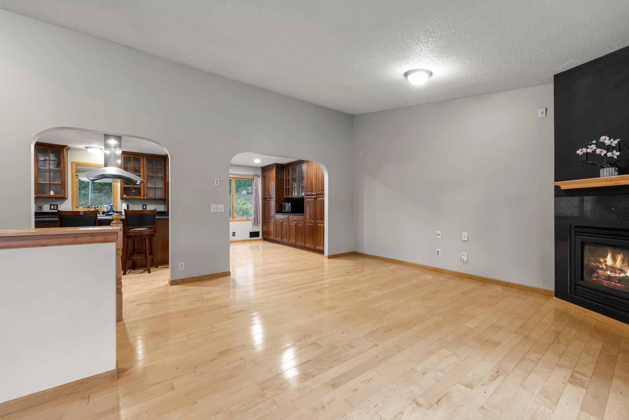 101 Hidden Meadow Court Apple Valley, MN 55124 - Photo 4 of 31