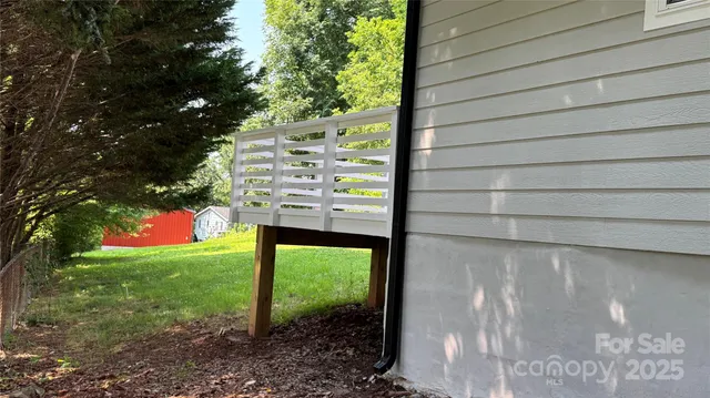 a view of a back yard