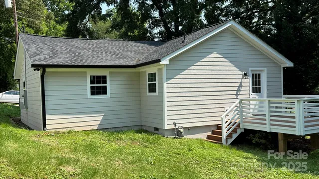 a view of a small house with a yard