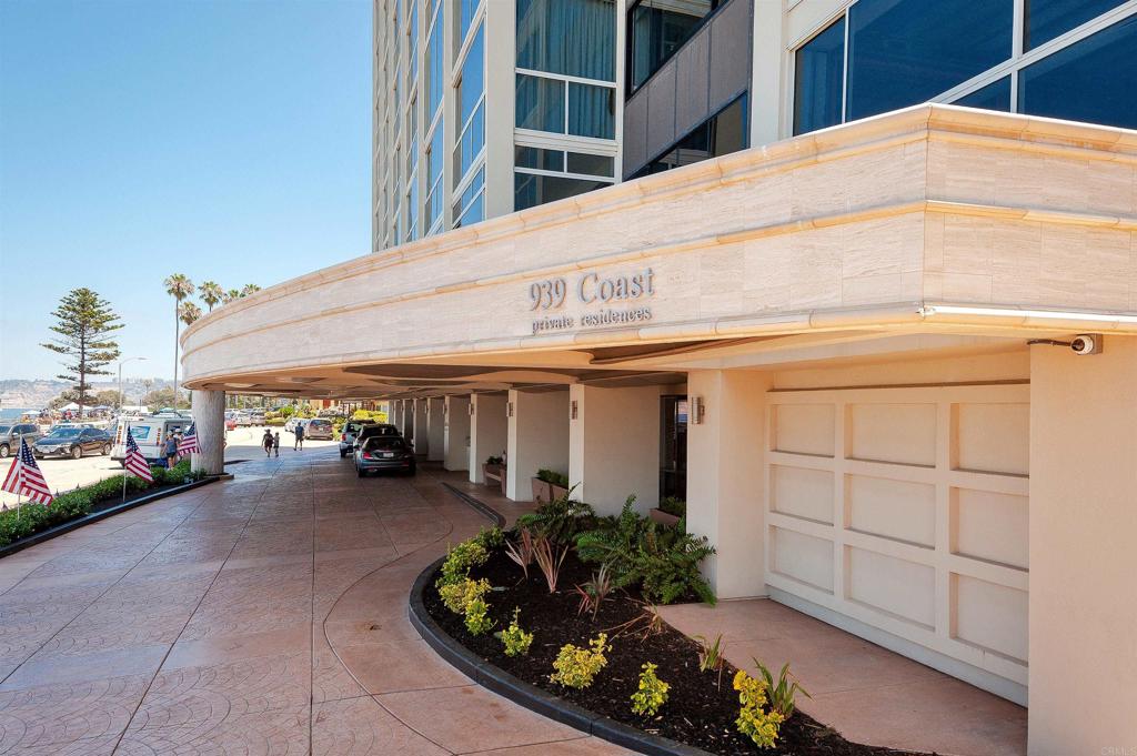 939 Coast Boulevard La Jolla, CA 92037 - Photo 29 of 36 a view of a garage