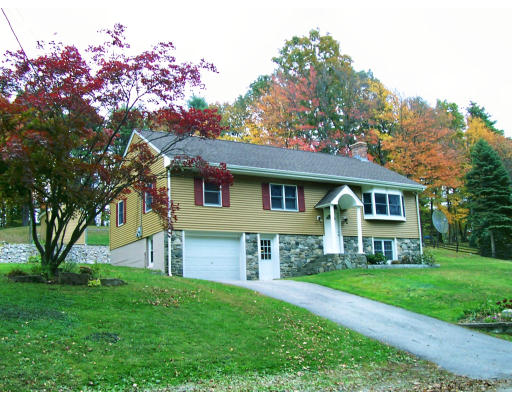 12 Chris Road Oxford, MA 01540 - Photo 2 of 20 Gallery Image 2