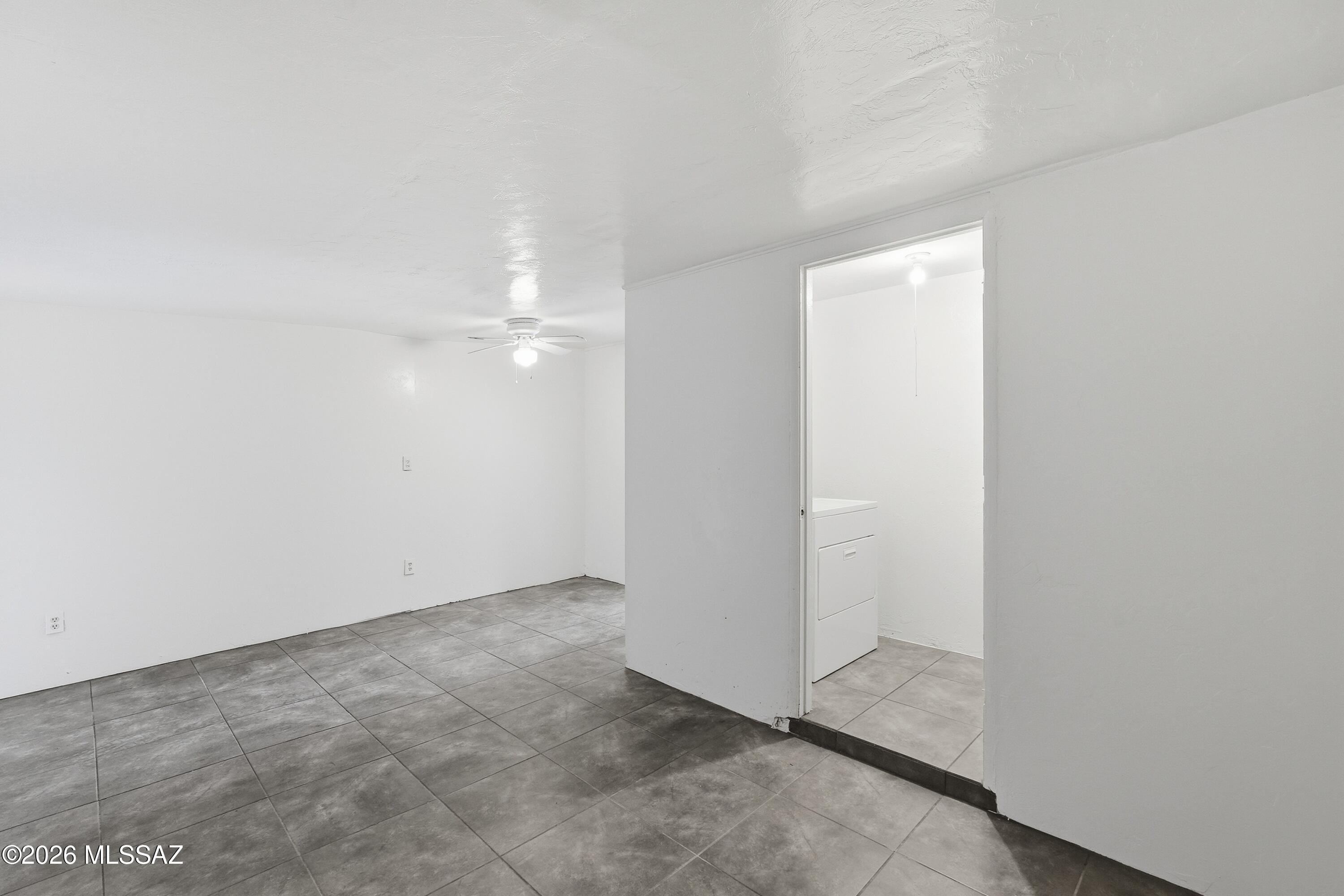 1808 West Caravelle Road Tucson, AZ 85713 - Photo 28 of 38 an empty room with an entryway