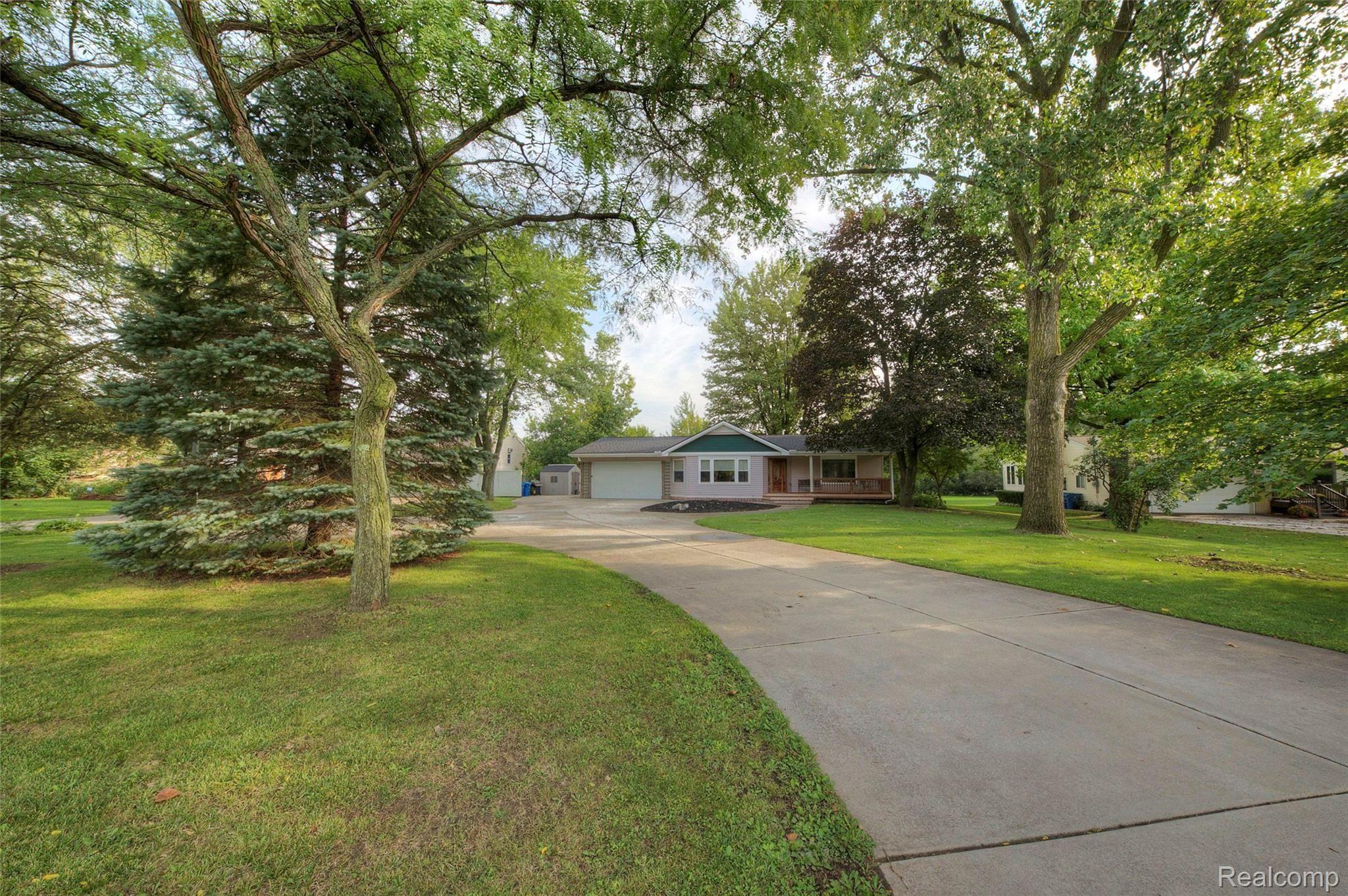 2050 North Long Lake Road Fenton, MI 48430 - Photo 3 of 38 4H8A1484_5_6.jpg