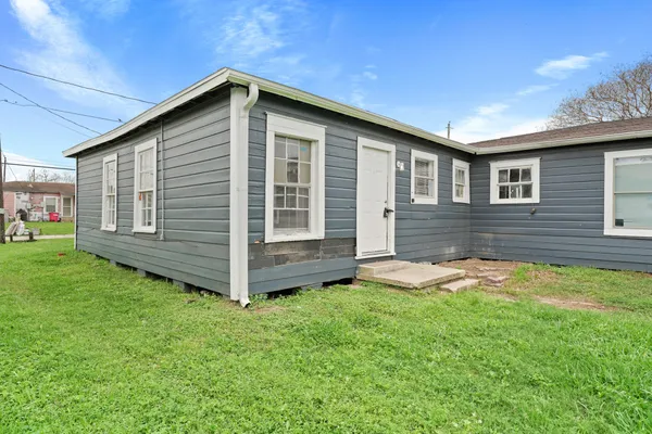 $679 | 1721-17 West 5th Street, Freeport, TX 77541