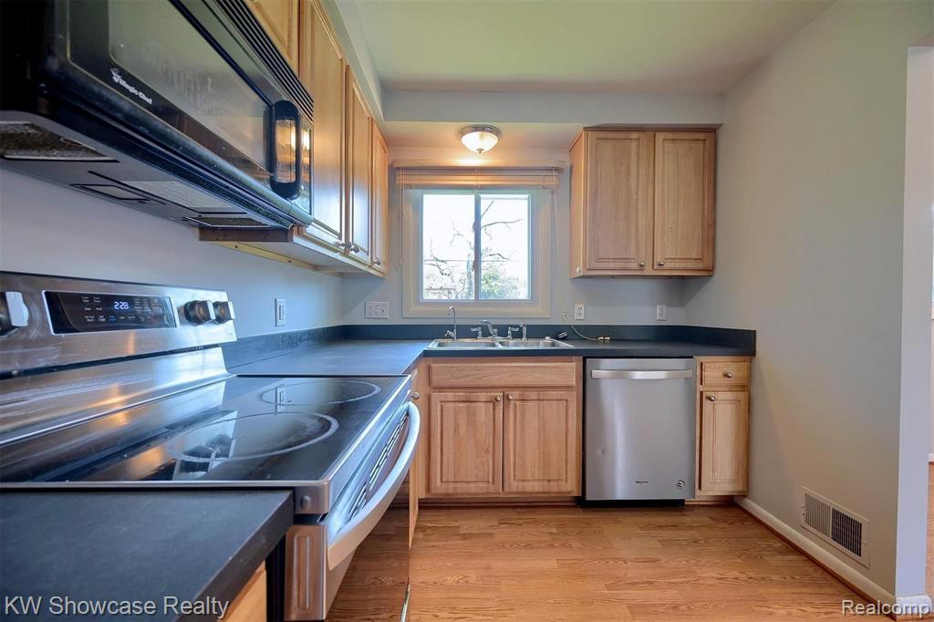 37711 Carson Street Farmington, MI 48331 - Photo 10 of 25