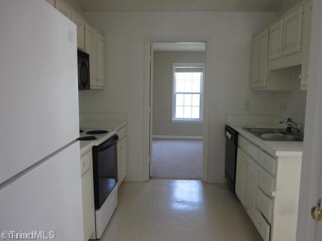 4601 Meadowcroft Road Greensboro, NC 27406 - Photo 4 of 9 Kitchen.