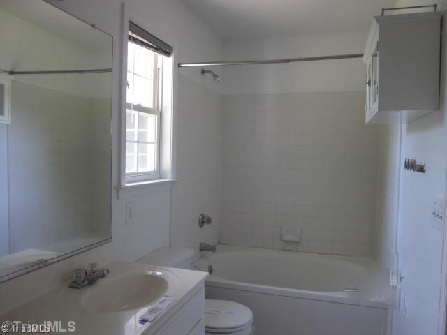 4601 Meadowcroft Road Greensboro, NC 27406 - Photo 8 of 9 Master Bath/Spa.