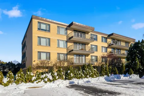 $420,000 | 1534 McDaniels Avenue, Unit 2C, Highland Park, IL 60035