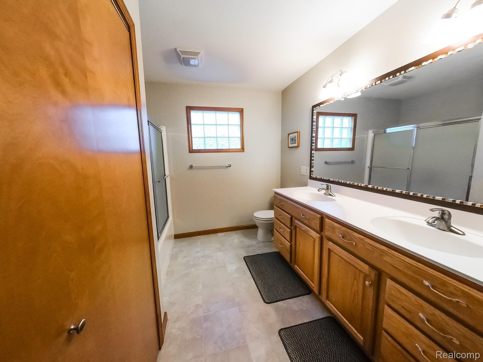 2719 Rauch Road Temperance, MI 48182 - Photo 14 of 25 14upper_bath.jpg