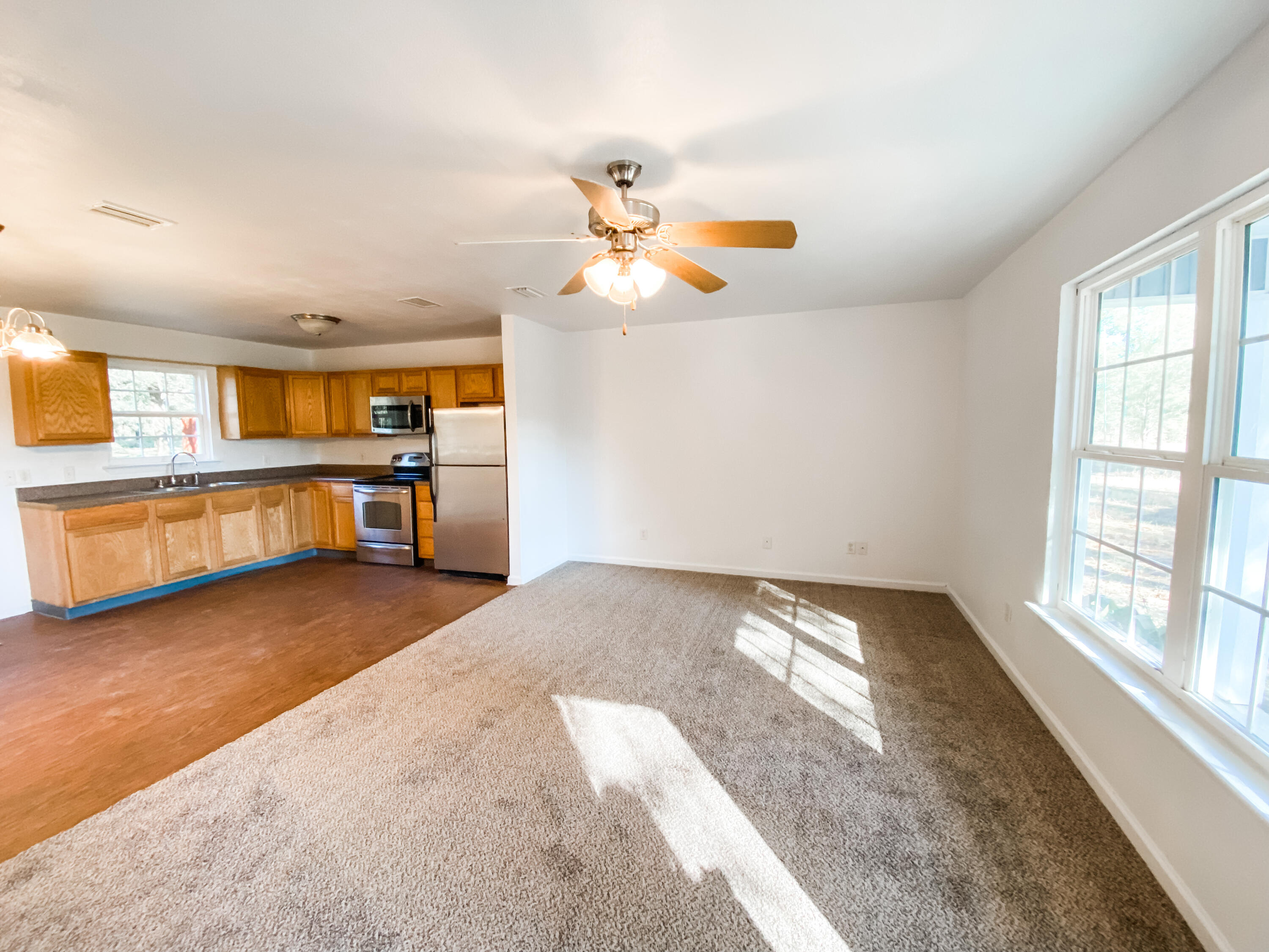 119 Fish Or Cut Bait Road DeFuniak Springs, FL 32433 - Photo 4 of 17 Kitchen/Living