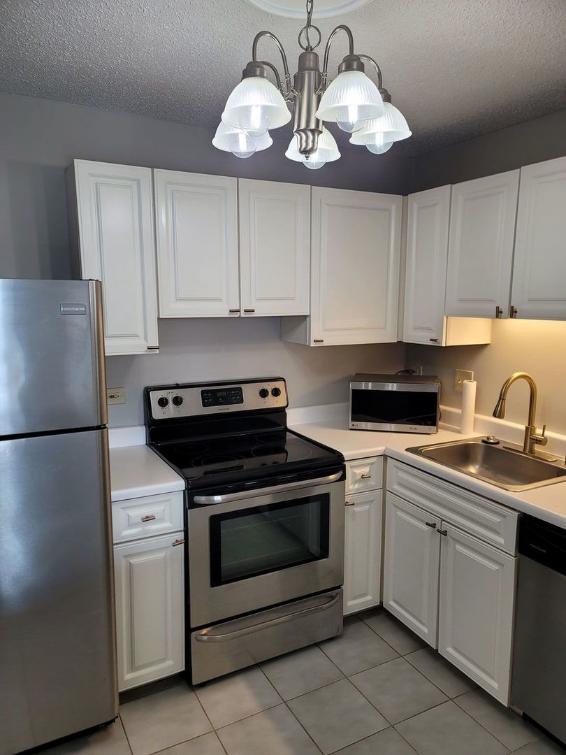 111 West Maple Street, Unit 2806 Chicago, IL 60610 - Photo 5 of 12