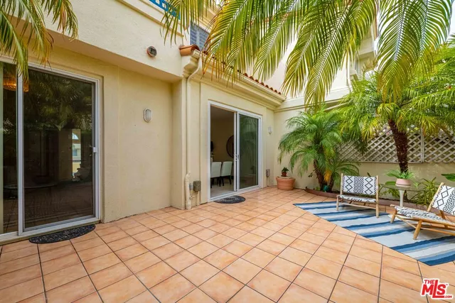a entryway view with outdoor space