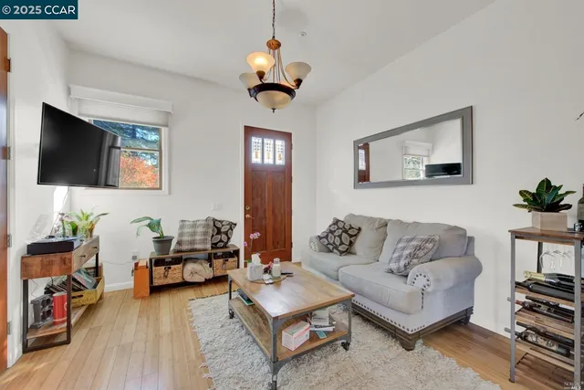 $1,800 | 990 G Street, Napa, CA 94559