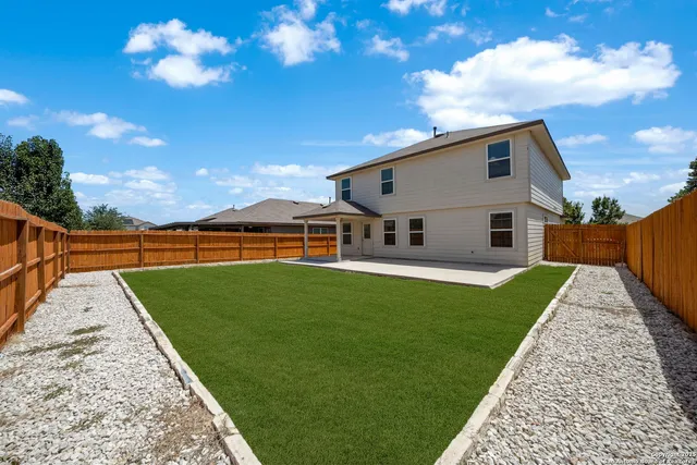 a view of a house with backyard