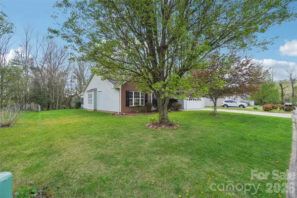 a view of a house with a backyard