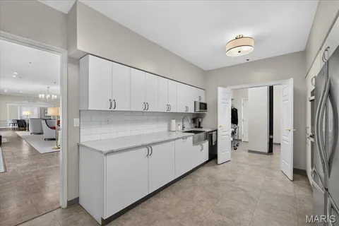 $749,000 | 816 South Hanley Road, Unit 15B, Clayton, MO 63105