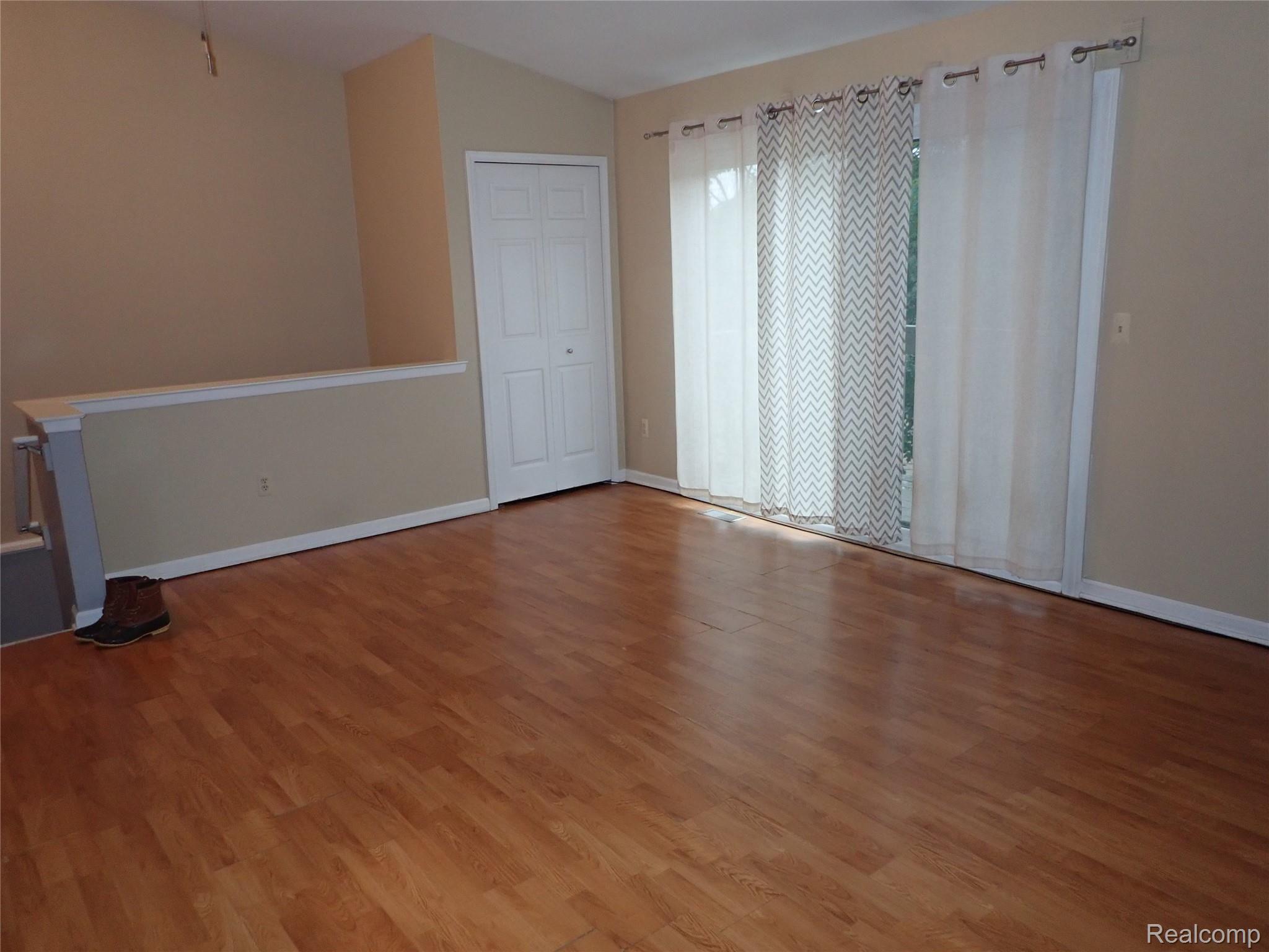 50 Pine Tree Ridge, Unit 4 Waterford, MI 48327 - Photo 5 of 25 Slider off lr leads to balcony