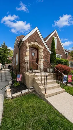 $825,000 | 166 Akenside Road, Riverside, IL 60546