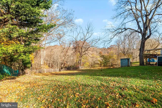 a view of a yard with a house