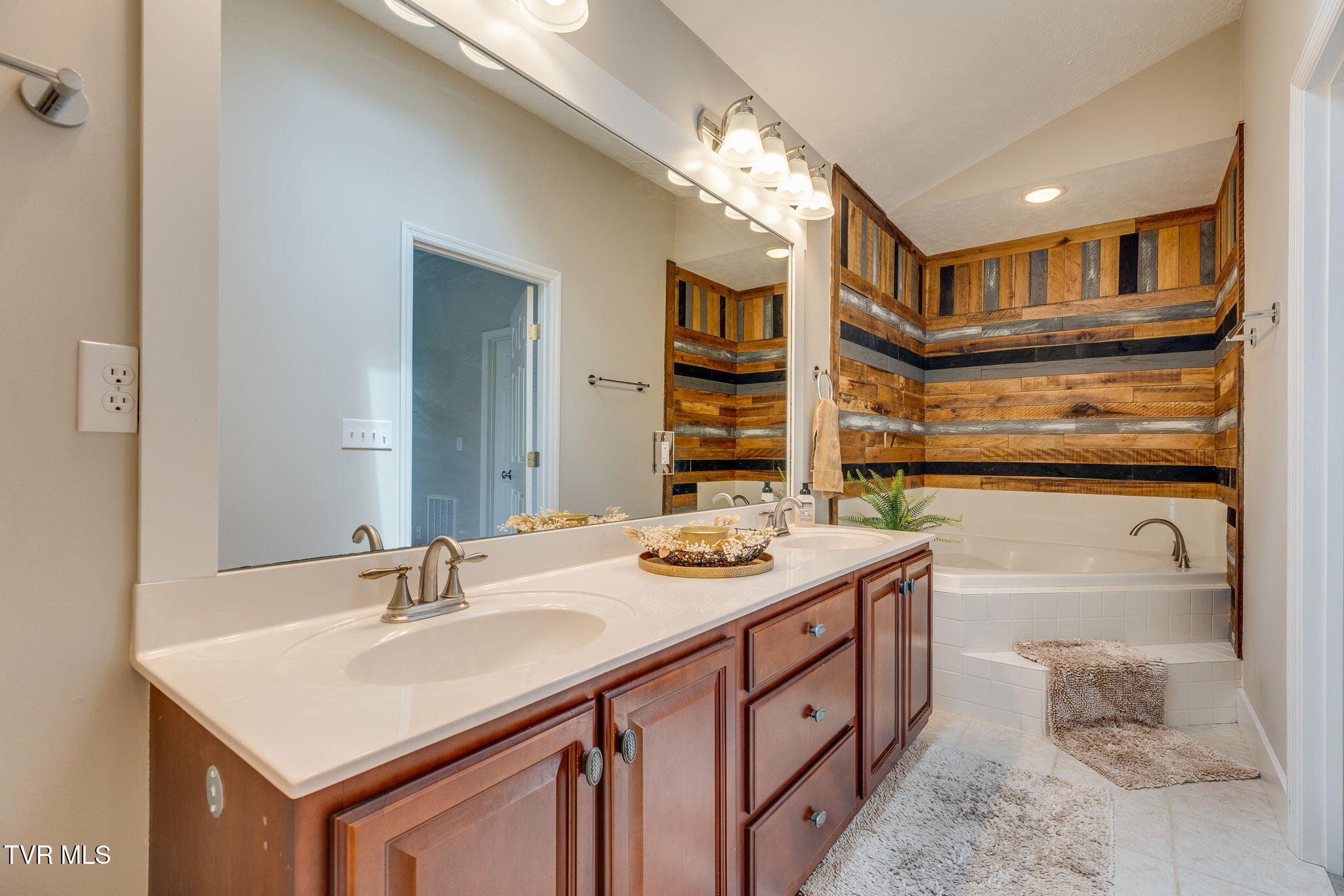 282 Warren Road Piney Flats, TN 37686 - Photo 14 of 34 015