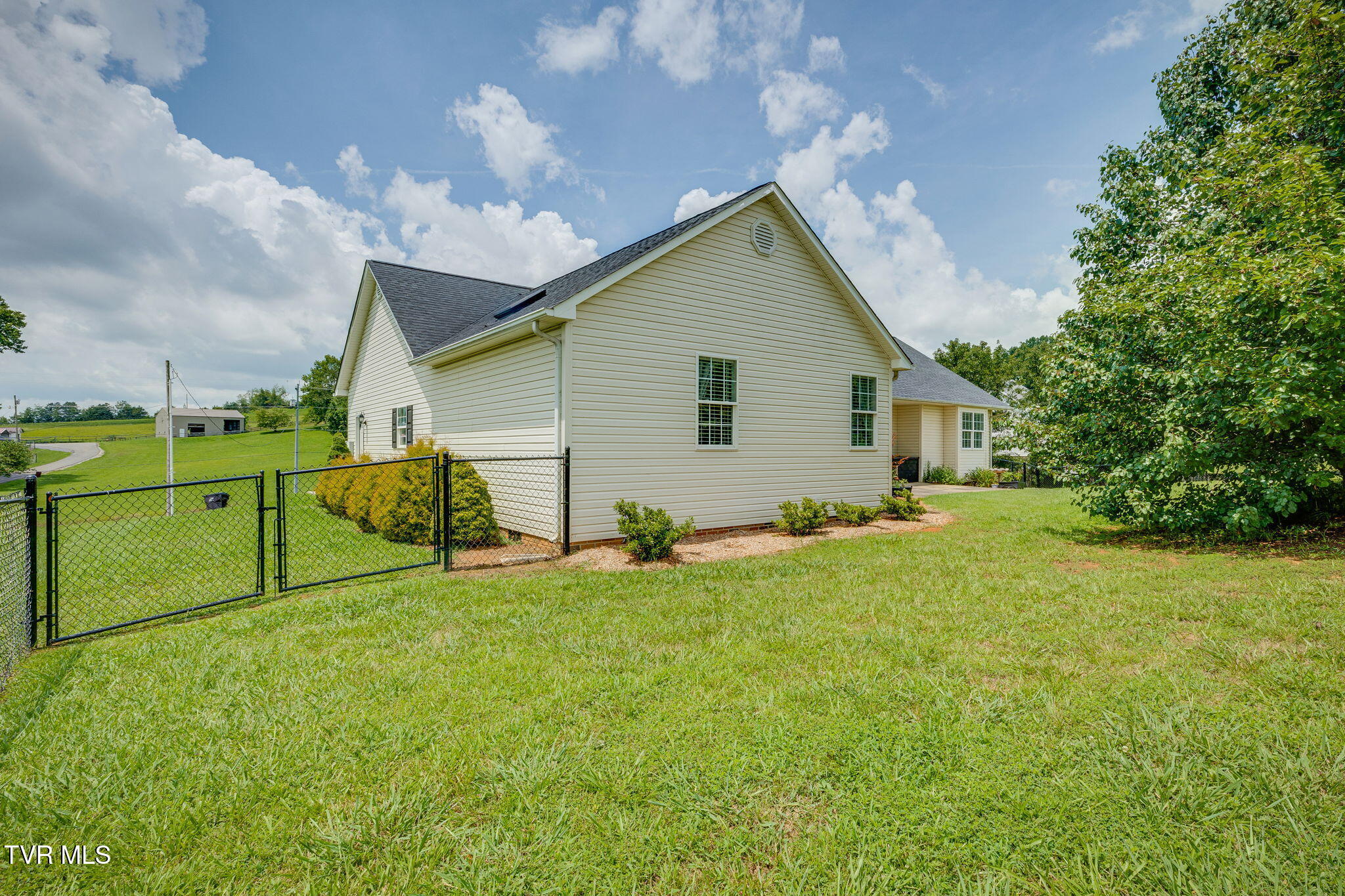 282 Warren Road Piney Flats, TN 37686 - Photo 27 of 34 026