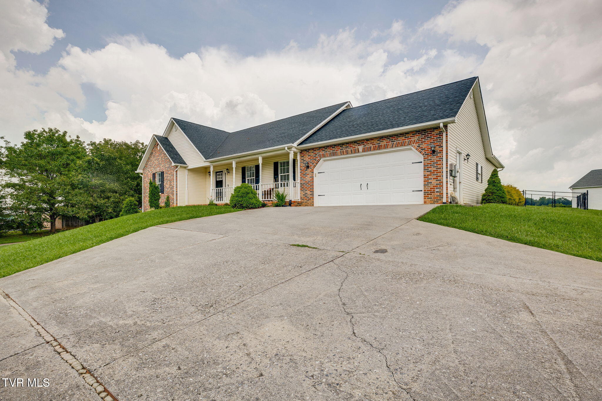 282 Warren Road Piney Flats, TN 37686 - Photo 3 of 34 001