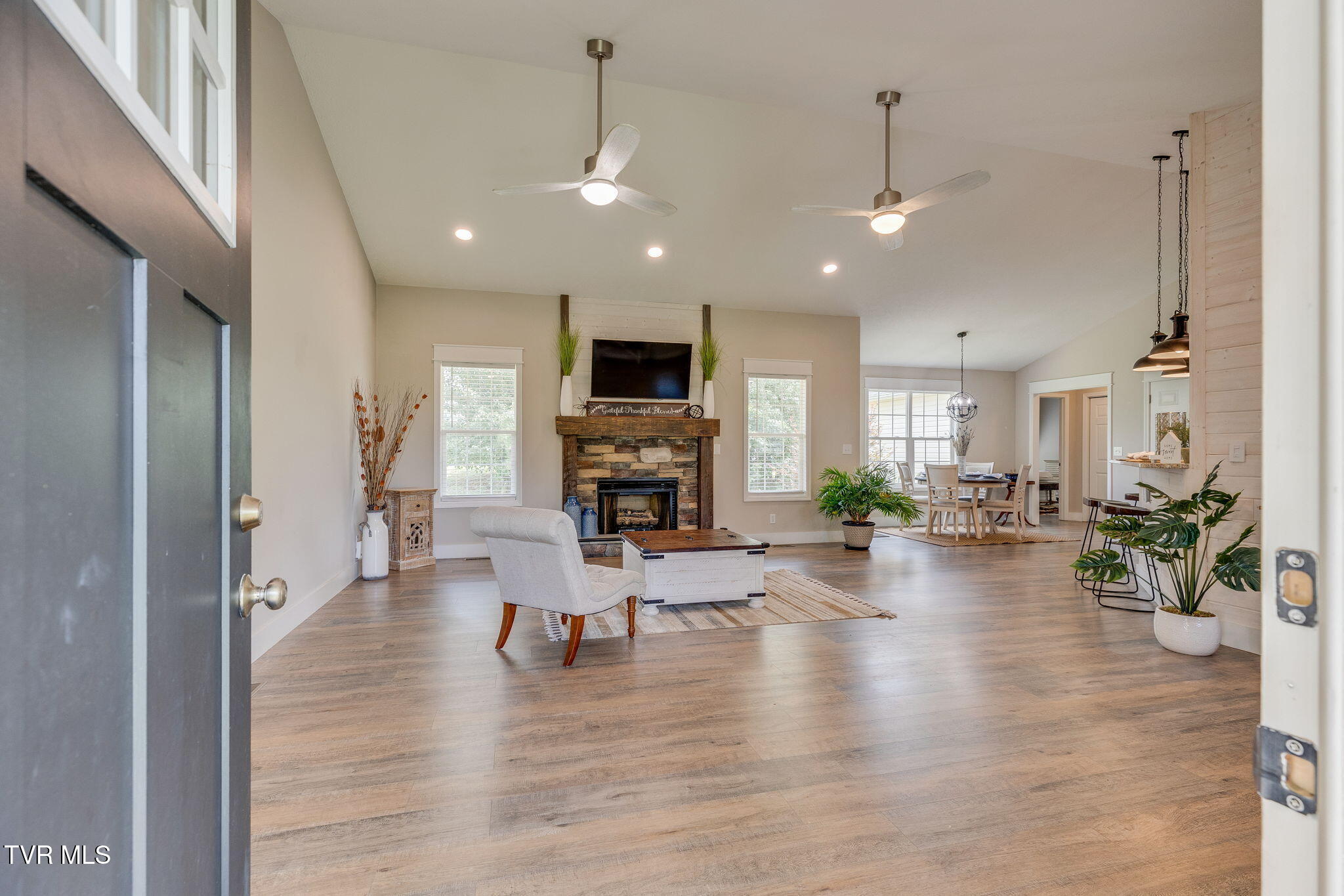 282 Warren Road Piney Flats, TN 37686 - Photo 4 of 34 003