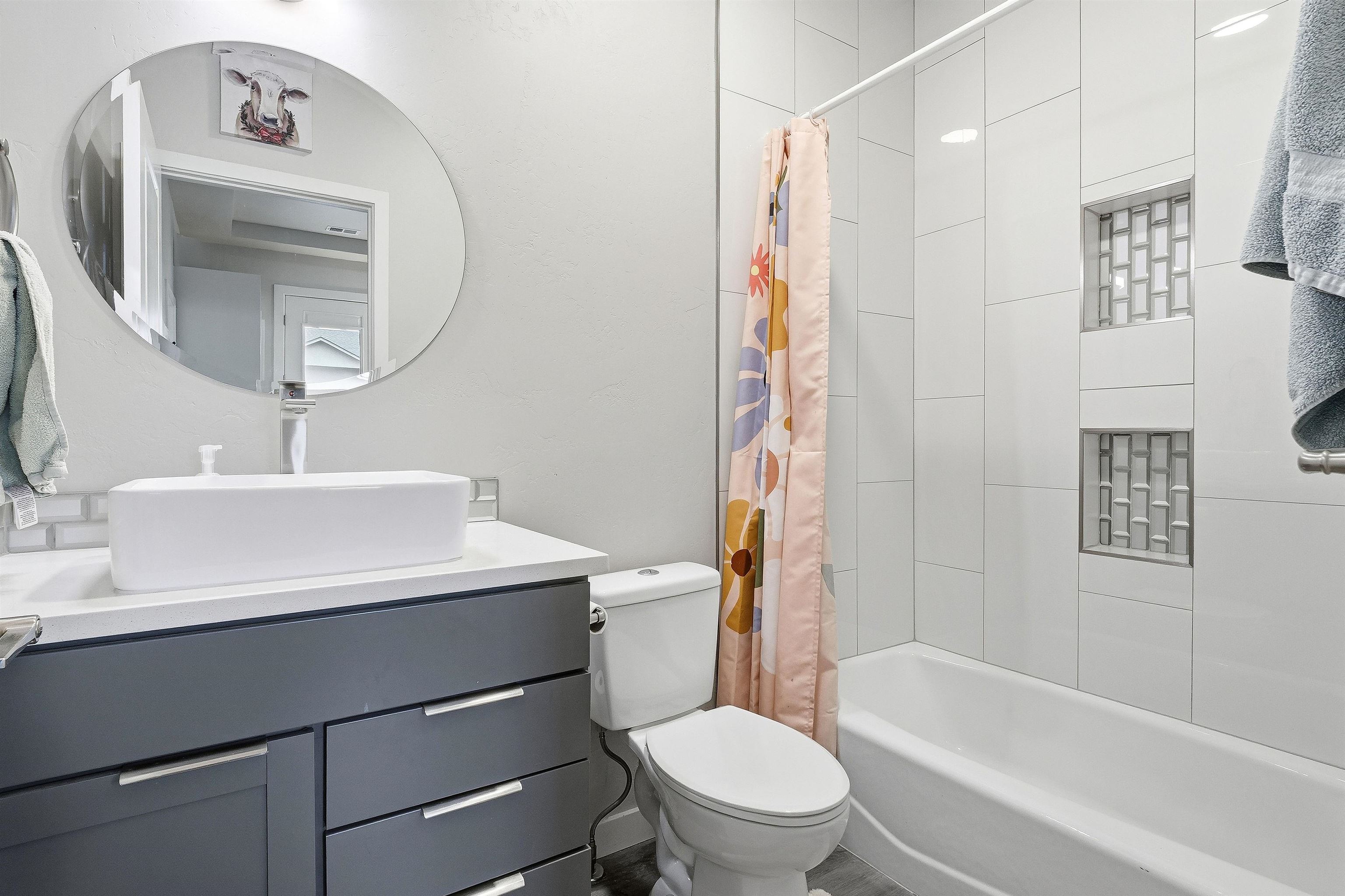 623 Thunder Ridge Drive Grand Junction, CO 81504 - Photo 16 of 40 a bathroom with a sink toilet and shower