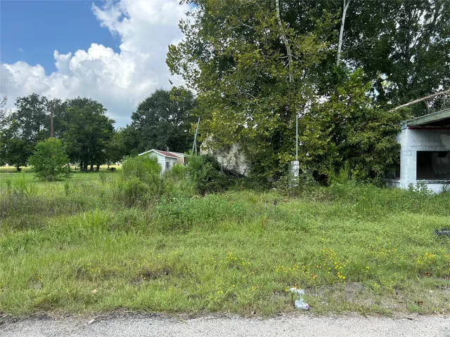 a view of a fountain in front of a house