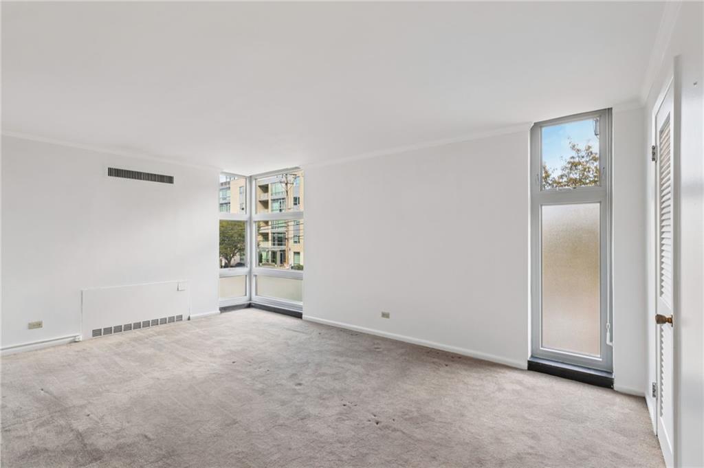 552 North Neville Street, Unit 21 Pittsburgh, PA 15213 - Photo 33 of 35 an empty room with windows